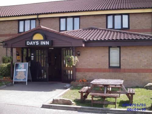 Days Inn By Wyndham London Stansted Airport Birchanger Экстерьер фото